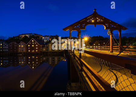 Nachtansicht der typischen Altstadt Brücke (Gamle Bybro) am Fluss Nidelva, eines der Wahrzeichen von Trondheim. Trondheim, Norwegen, August 2018 Stockfoto