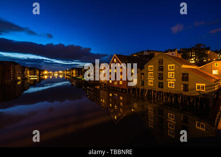 Trondheim nacht Stadtbild mit traditionellen Holzhäusern am Fluss Nidelva. Trondheim, Norwegen, August 2018 Stockfoto