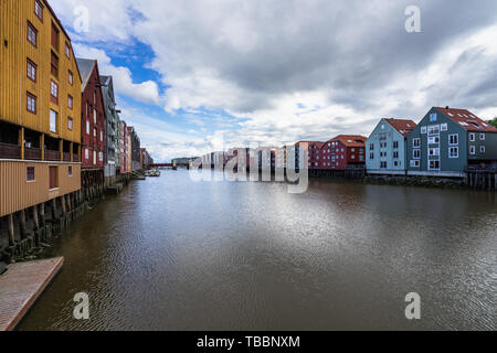 Traditionelle bunte Skandinavische Häuser entlang des Flusses Nidelva Trondheim, Norwegen Stockfoto