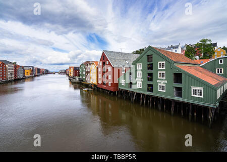 Traditionelle Häuser und Nidelva Fluss in Bakklandet Nachbarschaft, die Altstadt von Trondheim. Trondheim, Norwegen, August 2018 Stockfoto