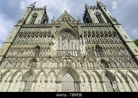 Detail der gotische Fassade der Nidarosdom (Nidaros Domkirke), fein mit Statuen und Ornamente, Trondheim, Norwegen eingerichtet Stockfoto