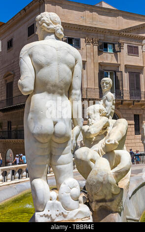 Palermo, Italien, 10. Mai 2018: Details der Praetorian Brunnen (Italienisch: Fontana Pretoria) in Palermo, Sizilien. Von Francesco Camilliani 1554 Erbaut in Stockfoto