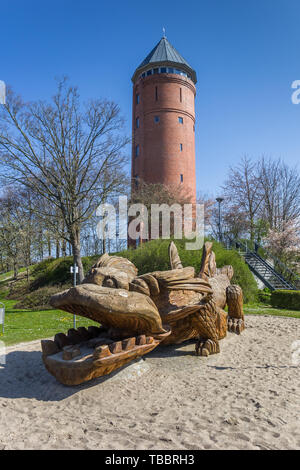 Holz- dragon Skulptur vor dem Wasserturm in Grimmen, Deutschland Stockfoto
