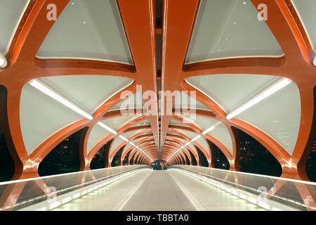 CALGARY, Kanada - 27 AUGUST: Peace Bridge in der Nacht vom 27. August 2015 in Calgary, Kanada. Entworfen von Santiago Calatrava, die Fußgängerbrücke über Bow River und das Wahrzeichen der Stadt verbinden. Stockfoto