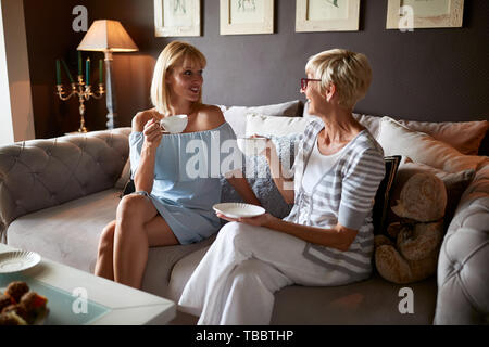 Zwei Frauen trinken Kaffee und plaudern Stockfoto