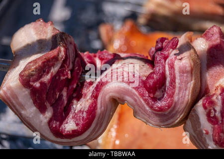 Traditionelle sardische Pancetta (Schweineschmalz, Speck) in einer offenen Grill in Sassari, Sardinien, Italien Stockfoto