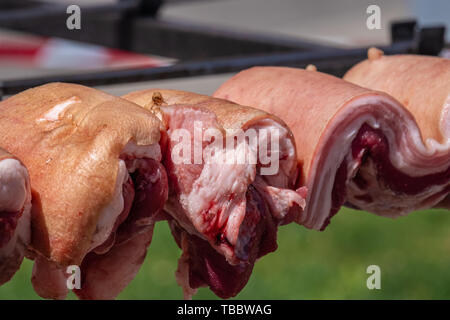 Traditionelle sardische Pancetta (Schweineschmalz, Speck) in einer offenen Grill in Sassari, Sardinien, Italien Stockfoto