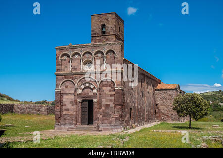 Die exquisite Kirche Nostra Signora di Caorle, Provinz Sassari, Sardinien, Italien. Eines der herausragendsten Beispiele der Romanischen architectu Stockfoto