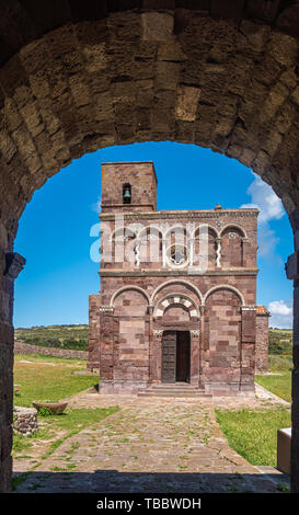 Die exquisite Kirche Nostra Signora di Caorle, Provinz Sassari, Sardinien, Italien. Eines der herausragendsten Beispiele der Romanischen architectu Stockfoto