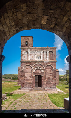 Die exquisite Kirche Nostra Signora di Caorle, Provinz Sassari, Sardinien, Italien. Eines der herausragendsten Beispiele der Romanischen architectu Stockfoto