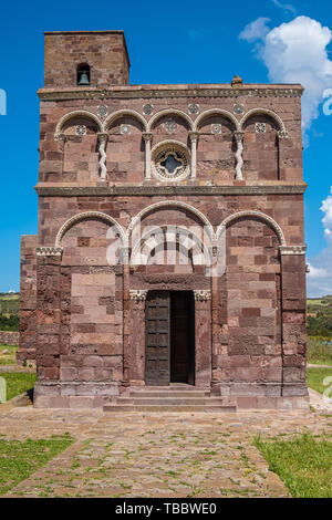 Die exquisite Kirche Nostra Signora di Caorle, Provinz Sassari, Sardinien, Italien. Eines der herausragendsten Beispiele der Romanischen architectu Stockfoto