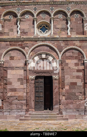 Die exquisite Kirche Nostra Signora di Caorle, Provinz Sassari, Sardinien, Italien. Eines der herausragendsten Beispiele der Romanischen architectu Stockfoto