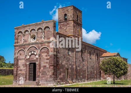 Die exquisite Kirche Nostra Signora di Caorle, Provinz Sassari, Sardinien, Italien. Eines der herausragendsten Beispiele der Romanischen architectu Stockfoto