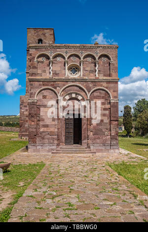 Die exquisite Kirche Nostra Signora di Caorle, Provinz Sassari, Sardinien, Italien. Eines der herausragendsten Beispiele der Romanischen architectu Stockfoto