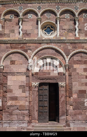 Die exquisite Kirche Nostra Signora di Caorle, Provinz Sassari, Sardinien, Italien. Eines der herausragendsten Beispiele der Romanischen architectu Stockfoto