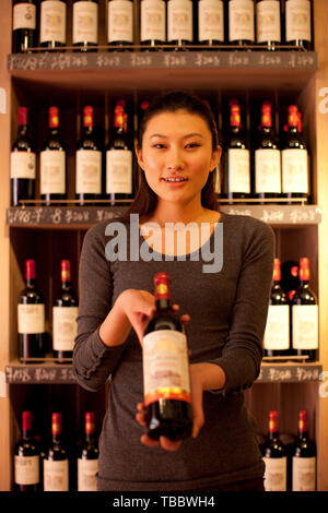 Verkauf von Rotwein in einem Liquor Store. Stockfoto