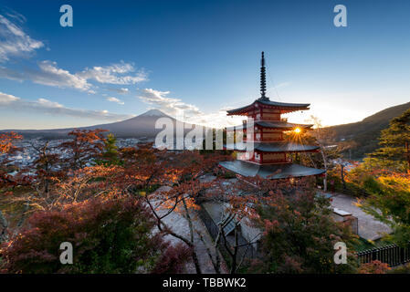 Chureito Pagode und Fuji bei Sonnenuntergang montieren Stockfoto