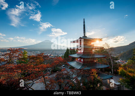 Chureito Pagode und Fuji bei Sonnenuntergang montieren Stockfoto