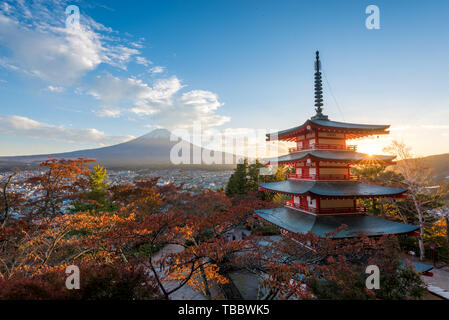 Chureito Pagode und Fuji bei Sonnenuntergang montieren Stockfoto