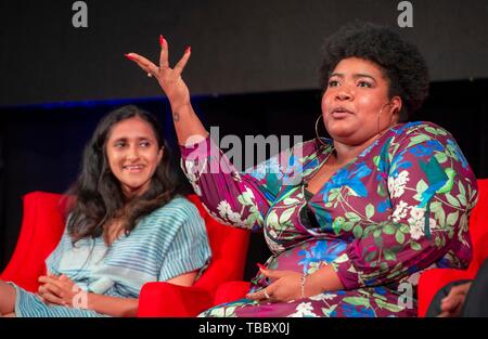 Amerikanischen Stand-up-Comedian Dulce Lazaria Sloan, Recht, erörtert die Komödie als Mittel der sozialen Kommentar und das Bewusstsein während des Gipfels auf Rennen in Amerika an die LBJ Presidential Library April 17, 2019 in Austin, Texas. Schauspielerin und Comedian Sebastian Volk Nancherla sieht auf der linken Seite. Stockfoto