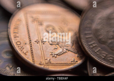 Stapel der Britischen zwei Groschen Münzen Stockfoto