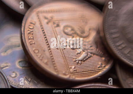 Stapel der Britischen zwei Groschen Münzen Stockfoto