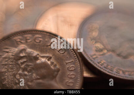 Stapel der Britischen zwei Groschen Münzen Stockfoto