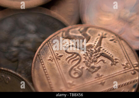 Stapel der Britischen zwei Groschen Münzen Stockfoto