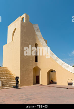 Besucher im Jantar Mantar Observatorium, Jaipur, Rajasthan, Indien Stockfoto