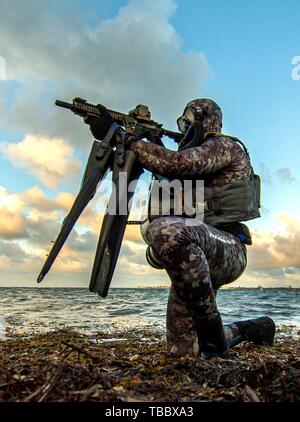 U.S. Navy SEALs, Naval Special Warfare Group 2 zugewiesen, führt die Tauchbasis Übungen in Full combat Gear 29. Mai 2019 in der Nähe von Little River, Virginia. Dichtungen sind die maritime Komponente der US Special Forces und die darin geschult sind, eine Vielzahl von Operationen aus dem Meer, Luft und Land zu führen. Stockfoto