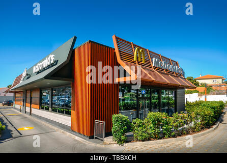 Cascais, Portugal - 31. Mai, 2019: Außenansicht der Fassade der modernen McDonald's Fast-Food-Restaurant mit Drive-thru an einem sonnigen Tag Stockfoto