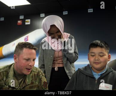 Us-Rep. Ilhan Omar von Minnesota, Mitte, mit Kindern aus dem Battle Creek Grundschule in STARBASE Minnesota bei einem Besuch der Die 133 Airlift Wing 29. Mai 2019 in St. Paul, Minnesota. STARBASE ist ein pädagogisches Programm Unterbringung in der Gemeinschaft über Wissenschaft und Technik zu erlernen Stammzellen Ausbildung zu fördern. Stockfoto