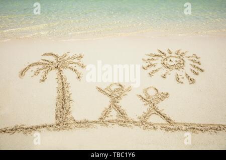 Palme und Zahlen auf Sand am Strand Stockfoto
