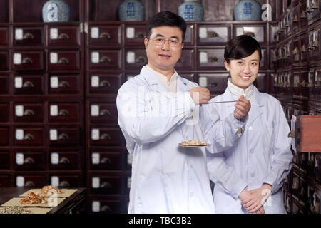 Ein Apotheker, der in der Apotheke arbeiten. Stockfoto