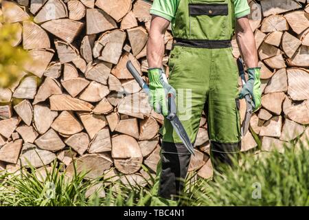 Gärtner mit großen Garten Schere Vorbereiten für Fräsen Jobs. Stockfoto