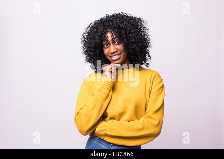 Porträt der schöne junge Frau ihr Kinn halten und versuchen, beste Lösung zu finden. Körpersprache Stockfoto