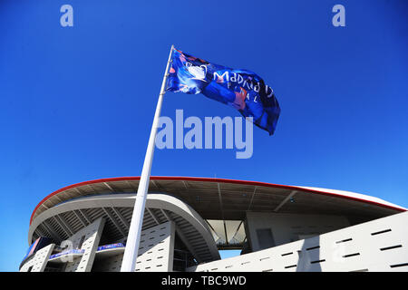 Einen Blick auf eine Flagge ausserhalb der Wanda Metropolitano Stadion in Madrid, Spanien. Stockfoto