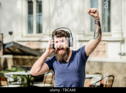 Mann zu Musik im Kopfhörer anhören. brutale kaukasischen Hipster mit Schnurrbart. Musik ist meine Religion. Genießen Sie die Musik. Reifen Hipster mit Bart. Die gemeinsame Nutzung von Musik. Bärtiger Mann. Stockfoto