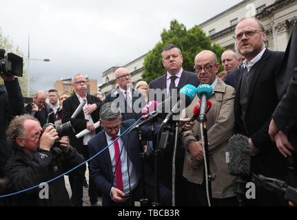 (Rechts nach links) Journalisten Trevor Birney und Barry McCaffrey Sprechen in den Medien, da sie die Royal Courts of Justice in Belfast verlassen, nachdem die Richter deutlich gemacht haetten, sie fressen würde Polizei rechtfertigt ihre Wohnungen und Büros zu suchen. Stockfoto