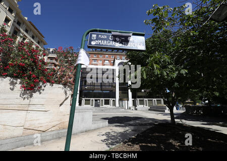 Ein straßenschild von Margaret Thatcher Platz in Madrid, der von Liverpool Fans als "umbenannt wurde Jeremy Corbyn Square' vor der Champions League Finale bei den Wanda Metropolitano Stadion am Samstag Nacht. Stockfoto