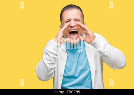 Mittleres Alter arabischer Mann tragen Sweatshirt über isolierte Hintergrund schrie wütend, laut mit den Händen über Mund Stockfoto
