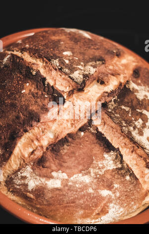 Weiß knuspriges Brot Laib aus weißem Weizen und Mutter Teig über Backofen Papier Stockfoto