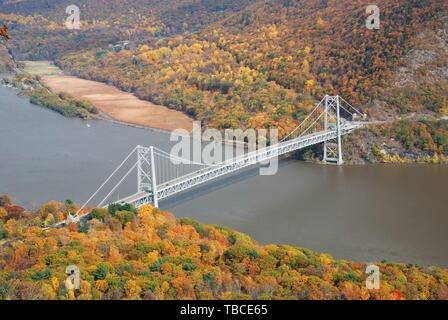 Bear Mountain Bridge Luftbild im Herbst mit bunten Bäumen im Wald über Hudson River im Bundesstaat New York. Stockfoto