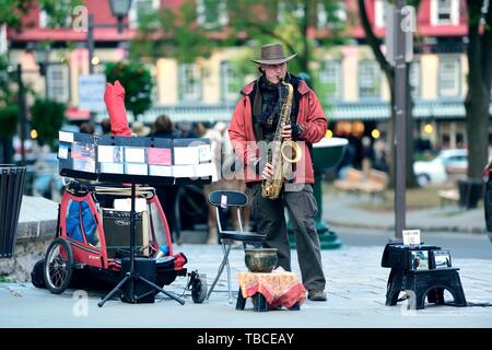 QUEBEC CITY, KANADA - SEP 10: Lokale Künstler führt auf der Straße am 10. September 2012 in Quebec City, Kanada. Als Hauptstadt des Quebec, es ist eine der ältesten Städte in Nordamerika. Stockfoto