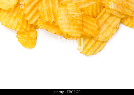 Gelbe Kartoffelchips isoliert auf weißem Stockfoto