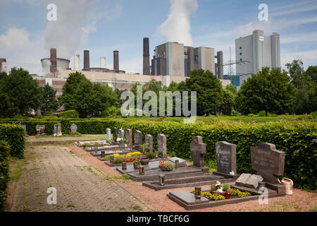 Die braunkohlekraftwerke Niederaußem, Friedhof, Bergheim, Deutschland. das Braunkohlekraftwerk Niederaußem, Friedhof, Bergheim, Deutschland. Stockfoto