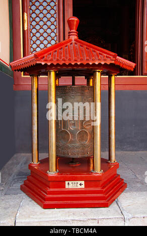 Das Gebet in den Tempel des Lama Yonghegong in Peking, China. Buddhisten Gebetsmühlen drehen im Uhrzeigersinn. Stockfoto