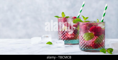 Himbeer Cocktail, Fizz, Limonade, Eis Tee mit frischer Minze auf Marmor Hintergrund. Kopieren Sie Platz. Stockfoto