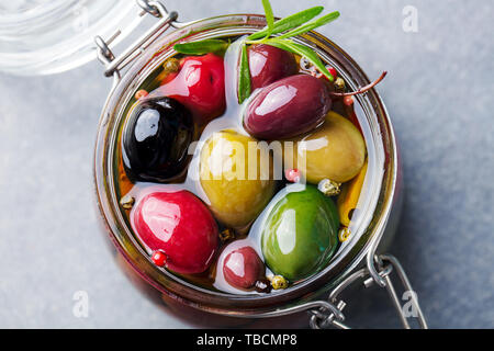 Oliven Sortiment im Glas Glas mit Öl. Ansicht von oben. Close Up. Stockfoto