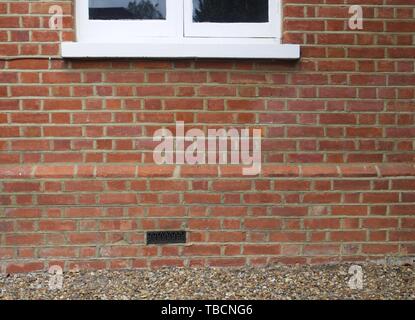 Mauer des Hauses mit einem Teil des Fensters angezeigt und die Ziegel - ideal Hintergrundbild Stockfoto